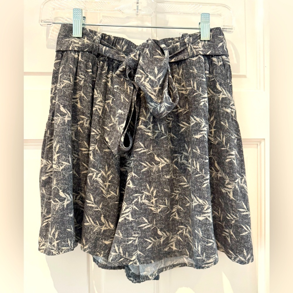 FINAL TOUCH - Leaf Print Elasticized Waist Flowy Shorts - Sz Small - Relaxed Fit